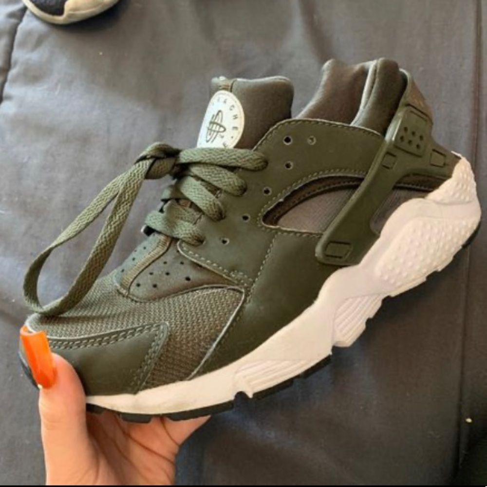 Nike Huaraches WOMENS 5.5